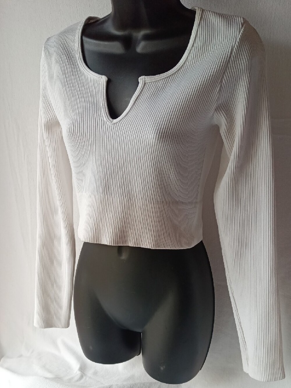 White Ribbed V-Notch Crop Top - Picture 2 of 10